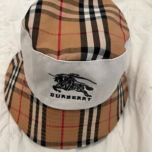 Vintage bucket hat in great condition. Authentic Burberry unisex hat!